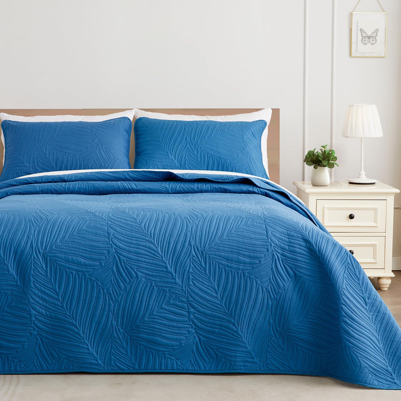 Exclusivo Mezcla California King Quilt Bedding Set, Lightweight Royal Blue Quilts Cal Oversized King Size For All Seasons, Soft